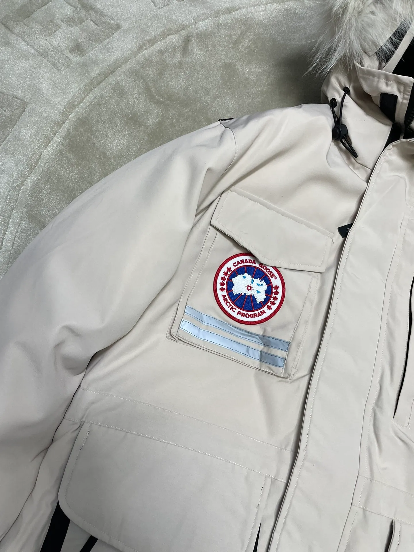P1060 CANADA GOOES 🇨🇦ⒿⓅⓈ manufactures 10 models of snow curse men and women couples. Factory direct supply: supplying global purchasing agents, micro-business, entities, Tmall, high-end stalls and studio cooperation, free shipping! There are 10 types of Canada Goose Snow Mantra parkas for men and women, the Rolls-Royce of down jackets. ➖ Industry-leading anti-counterfeiting chip sensing. ➖ Imported Behringer embroidery machines and customized embroidery labels, the highest level and industry leading. ➖ Imported Korean 21-count polyester-cotton blended original fabric, TC85 waterproof coated fabric, water-repellent, windproof and wear-resistant. ➖ The new national standard 90 white duck down has an average down filling of 300 grams. The amount of down filling is industry-leading. ➖ 100% nylon lining with double double-layer sealing design to prevent velvet running, and seamless thread design on the cuffs! ➖ Yoshida YKK provides original factory-customized electroplated sliders. YKK two-way lockable zippers are tight and smooth and do not peel off paint. ➖ 3M composite Velcro is durable and the accessories and hardware are all custom-made. Note: Our copywriting is only simple and clear. Instead of bragging about the copywriting, it is better to compare and understand with samples. Only for the purest goose, the most dedicated, the most professional, the highest quality, the highest cost performance! SIZE:XS-XXL [with size chart]